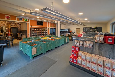 Hofladen-und-Brennerei2_ObstgutTriebe
