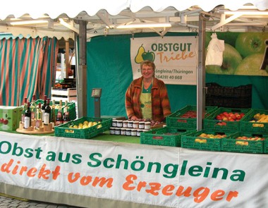 Marktstand des Obstguts Triebe