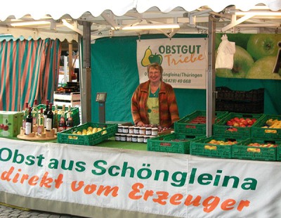Marktstand des Obstguts Triebe