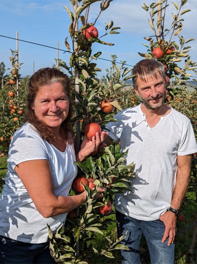 Elfi & Lars Triebe in der Apfelplantage ihre Obstgutes