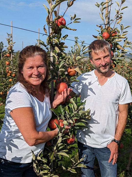 Elfi & Lars Triebe in der Apfelplantage ihre Obstgutes